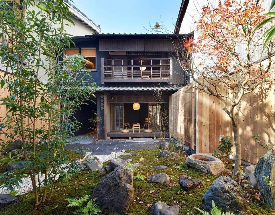 例如,以塌塌米,竹,石,纸,木等简单素,形塑出和式住宅[素,灵,雅